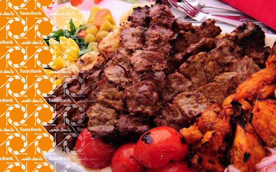 تهیه کباب چنجه در رستوران